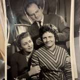 In un�altra foto, pi� �recente�, Scarpa sta invece pettinando una giovane attrice accompagnata dalla celebre Nilla Pizzi, vincitrice nel 1951 della prima edizione del Festival di Sanremo